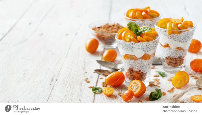 Chiapudding-Parfait, geschichtet mit Kumquat und Müsli Joghurt Frucht Dessert Essen Frühstück Diät Schalen & Schüsseln Löffel hell grün weiß Farbe Pudding Samen