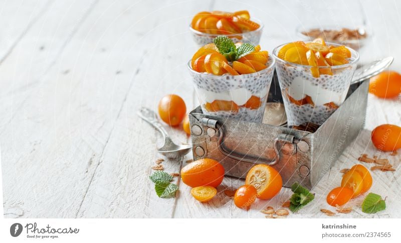 Chiapudding-Parfait, geschichtet mit Kumquat und Müsli Joghurt Frucht Dessert Essen Frühstück Diät Schalen & Schüsseln Löffel Metall hell grün weiß Farbe