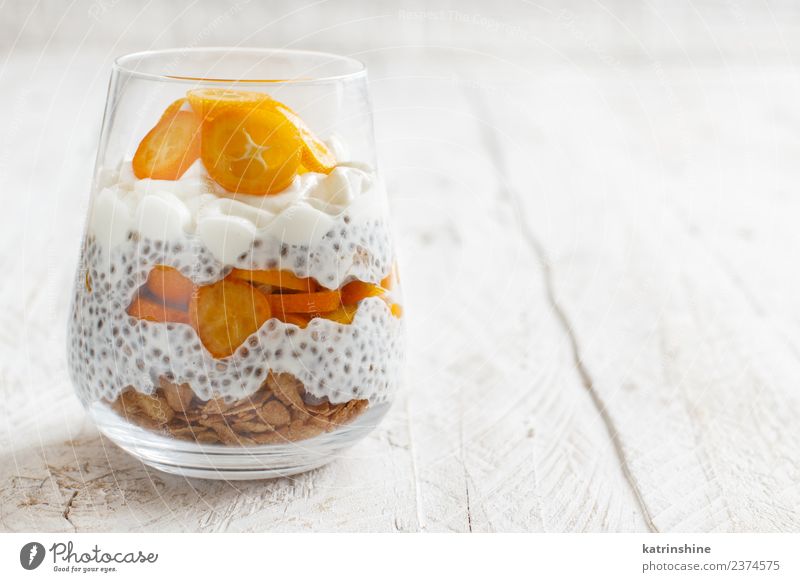 Chiapudding-Parfait, geschichtet mit Kumquat und Müsli Joghurt Frucht Dessert Essen Frühstück Diät Schalen & Schüsseln Löffel hell grün weiß Farbe Pudding Samen