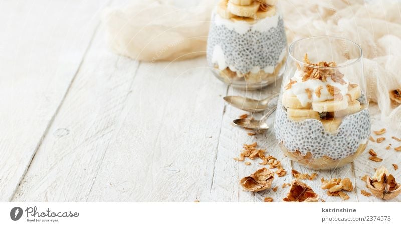 Chiapudding-Parfait, überzogen mit Banane und Granola Joghurt Frucht Dessert Essen Frühstück Diät Schalen & Schüsseln Löffel weiß Müsli Pudding Samen Molkerei