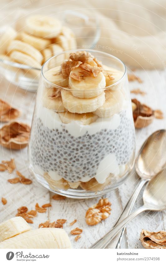 Chiapudding-Parfait, überzogen mit Banane und Granola Joghurt Frucht Dessert Essen Frühstück Diät Schalen & Schüsseln Löffel weiß Müsli Pudding Samen Molkerei