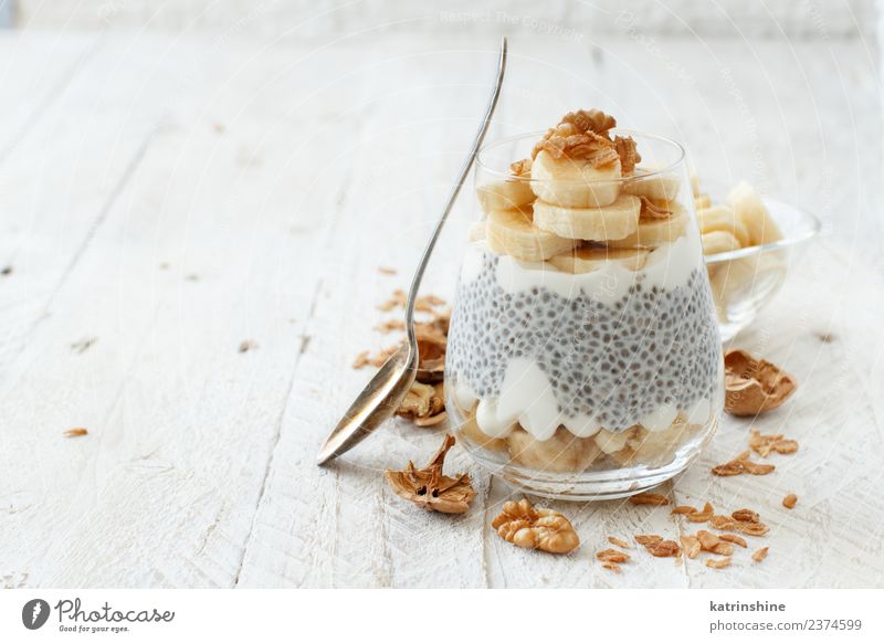 Chiapudding-Parfait, überzogen mit Banane und Granola Joghurt Frucht Dessert Essen Frühstück Diät Schalen & Schüsseln Löffel weiß Müsli Pudding Samen Molkerei