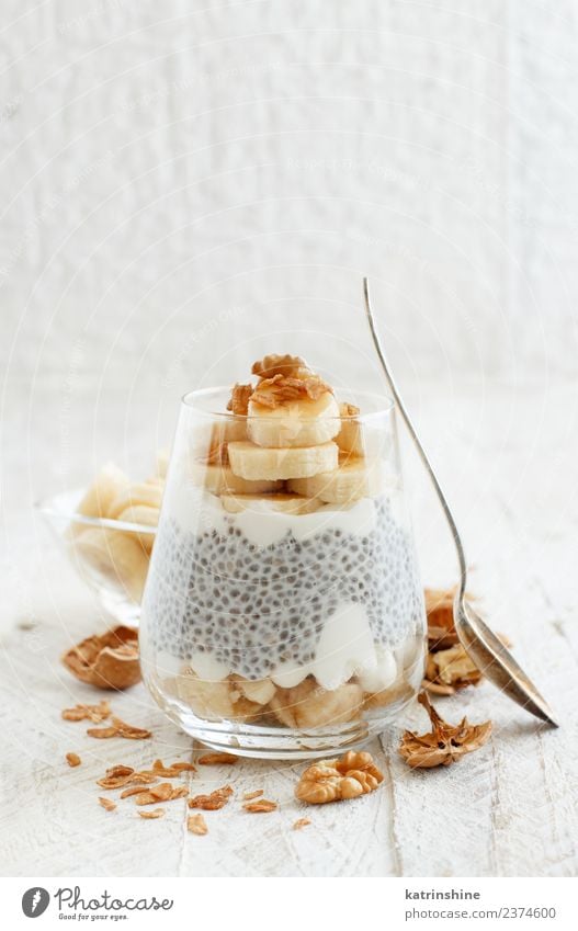 Chiapudding-Parfait, überzogen mit Banane und Granola Joghurt Frucht Dessert Essen Frühstück Diät Schalen & Schüsseln Löffel weiß Müsli Pudding Samen Molkerei