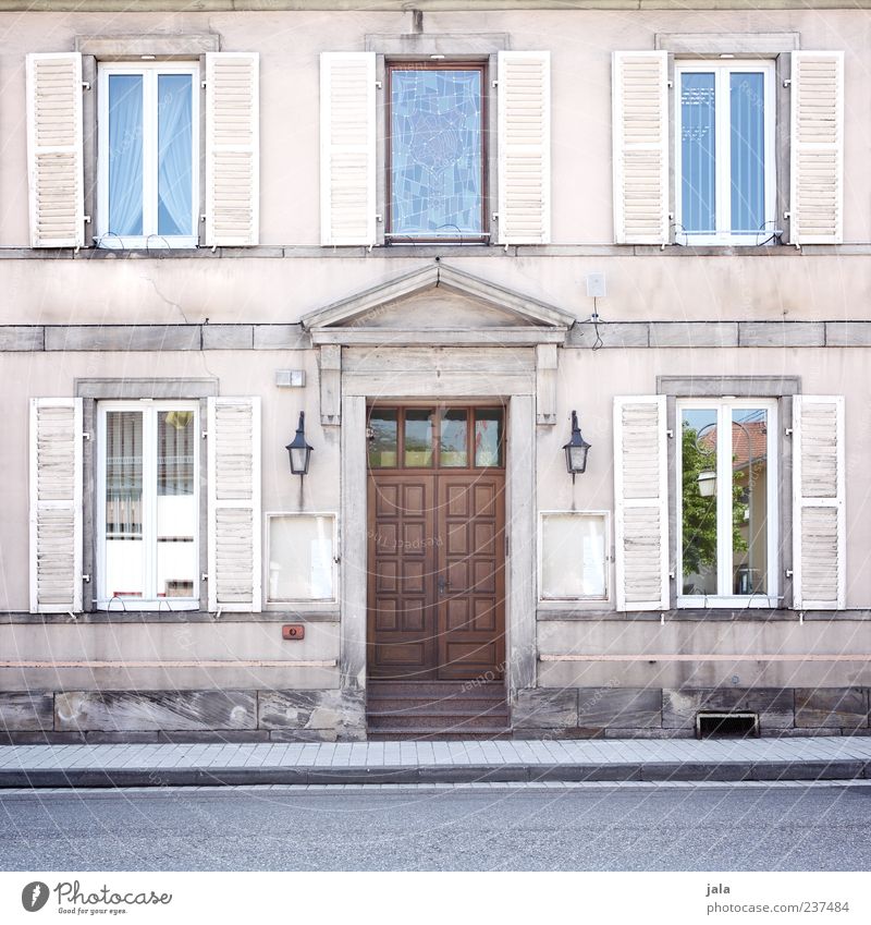 rue de la gare de l est Haus Bauwerk Gebäude Architektur Fassade Fenster Tür Straße Bürgersteig alt ästhetisch Farbfoto Außenaufnahme Menschenleer Tag