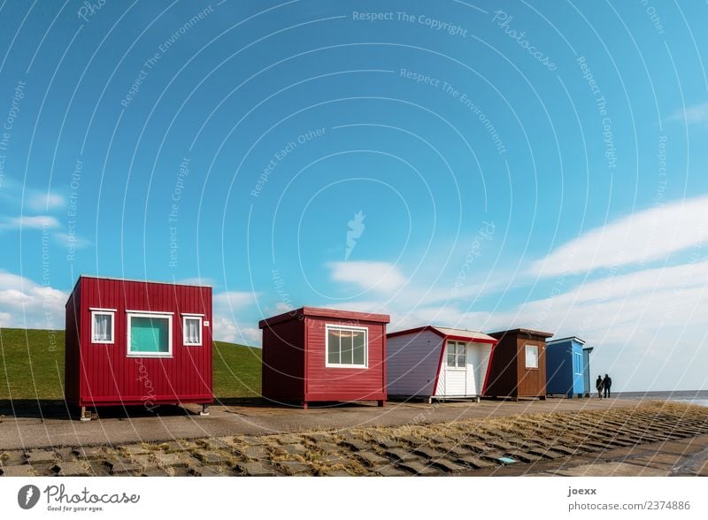 Hausrundgang Paar 2 Mensch Himmel Schönes Wetter Hütte Strandhütte bauen entdecken Erholung gehen schön klein mehrfarbig Heimweh Ferien & Urlaub & Reisen