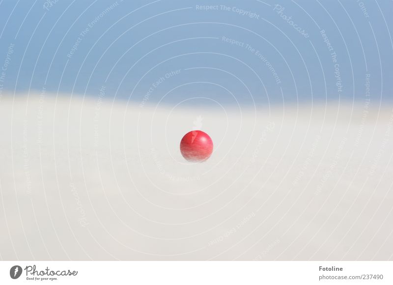 Spiekeroog | Roter Flummi vs Sandsturm Umwelt Natur Urelemente Himmel Wolkenloser Himmel Strand hell nah blau rot weiß Gummiball Ball Farbfoto mehrfarbig