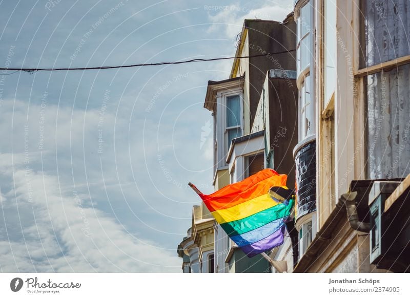 rainbow flag in the city Christopher Street Day Brighton Großbritannien Europa Stadt Hafenstadt Haus Fenster Fahne Zeichen Streifen blau gelb grün violett