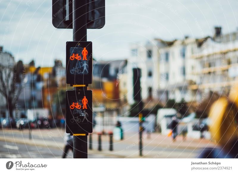 rote Fußgängerampel, Innenstadt, Brighton, England Farbfoto Außenaufnahme Menschenleer Bürgersteig Fußweg Ampel Beleuchtung leuchten Lampe Verbote stoppen