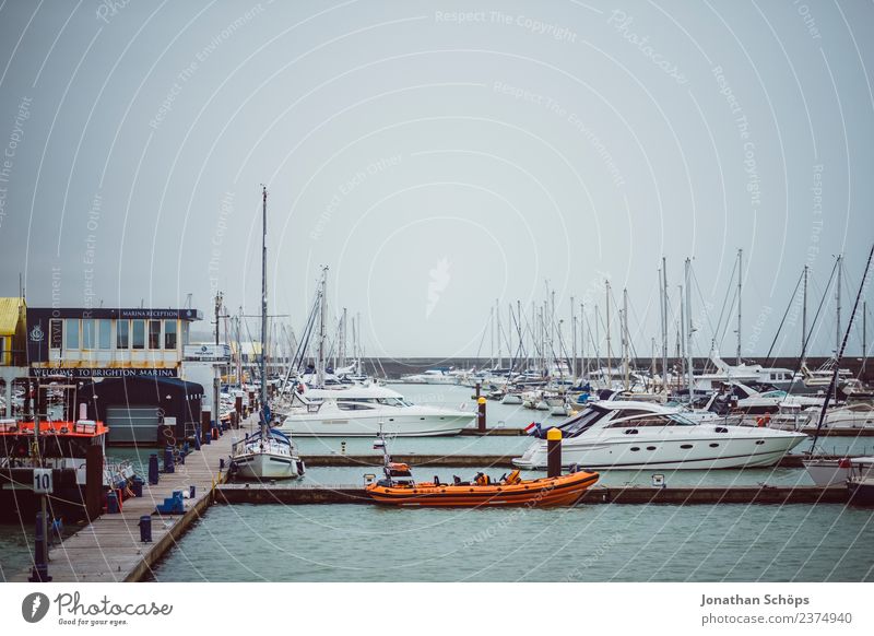 Hafen Brighton Stadt Hafenstadt Willensstärke Mut England Wasserfahrzeug Schifffahrt Steg Bootsfahrt Anlegestelle trüb Meer Farbfoto Außenaufnahme Menschenleer