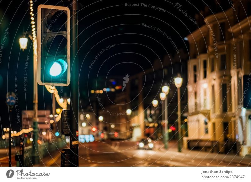 grüne Ampel bei Nacht in Brighton, England ästhetisch Hintergrundbild dunkel Licht Nachtstimmung Nachtaufnahme Strukturen & Formen Farbfoto Außenaufnahme