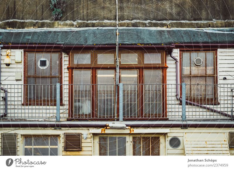 Fassade an der Strandpromenade, Brighton Beach Haus Industrie Kleinstadt Stadt Stadtrand bevölkert Hütte Bauwerk Gebäude Architektur Balkon Terrasse Fenster alt