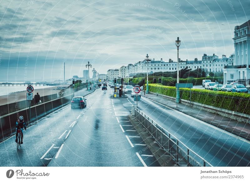 Blick aus Doppeldeckerbus in Brighton, England Stadt Stadtrand Skyline bevölkert Haus ästhetisch Fensterblick Aussicht Perspektive blau Blauer Himmel Regen