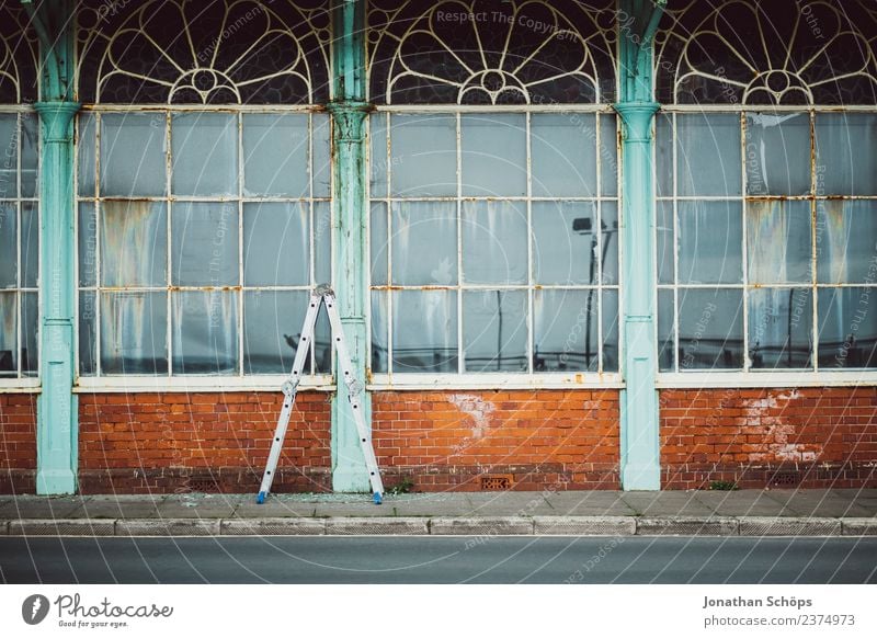 historische britische Glasfassade Stadt Stadtrand Haus Fassade Fenster Brighton Historische Bauten alt England Straße Leiter laden Ladengeschäft 3