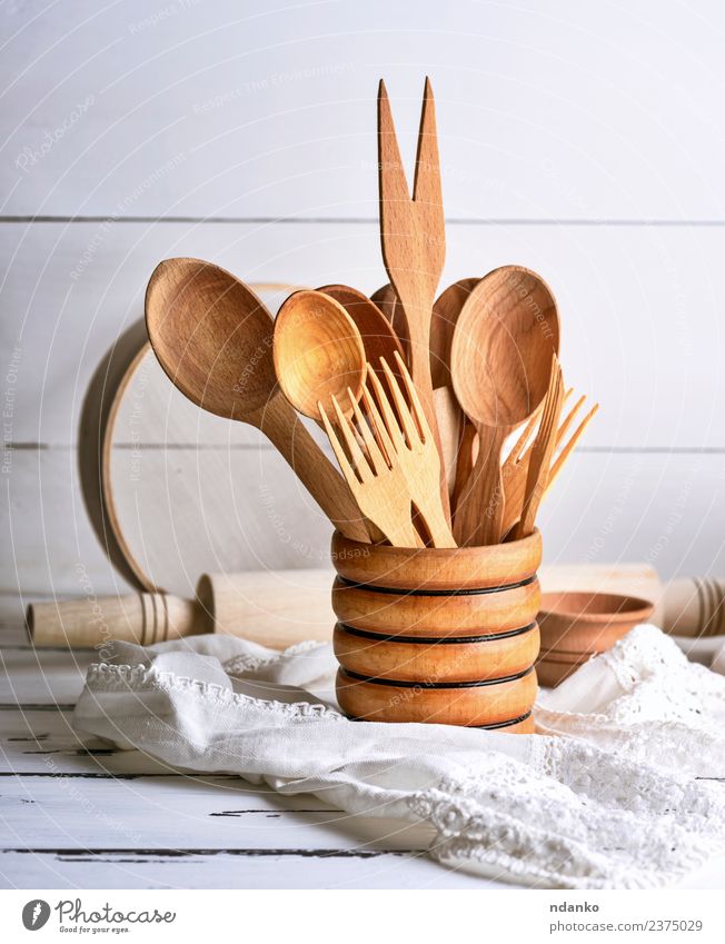 Holzlöffel und -gabeln Besteck Gabel Löffel Tisch Küche Werkzeug Sieb braun weiß Tradition Lebensmittel rustikal Hintergrund Utensilien Essen zubereiten Raum