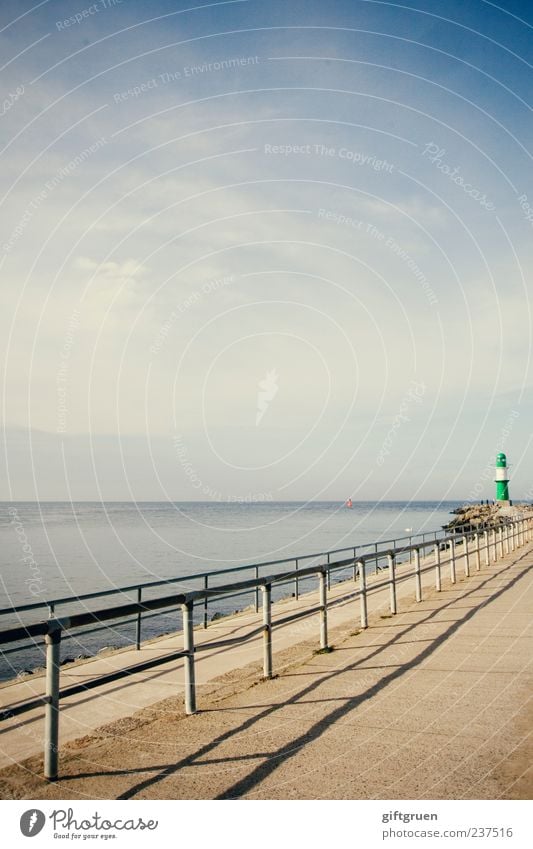 bis ans ende dieser welt Umwelt Natur Landschaft Urelemente Wasser Himmel Horizont Schönes Wetter Küste Ostsee Meer entdecken standhaft Leuchtturm Geländer