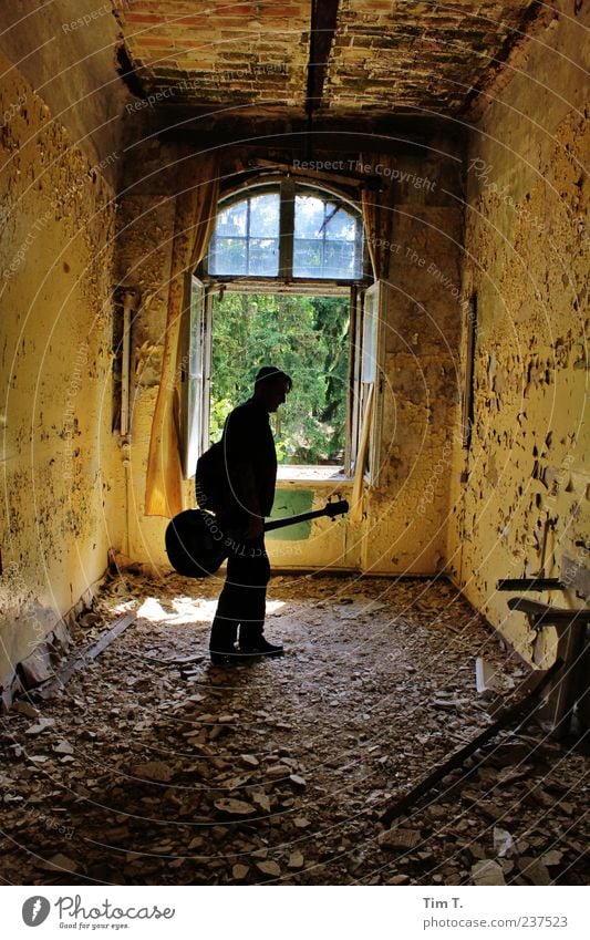 Mann mit Gitarre maskulin 1 Mensch Künstler Subkultur Rockabilly Sänger Musiker Deutschland Europa Altstadt Haus Ruine Bauwerk Gebäude Mauer Wand Fenster Raum