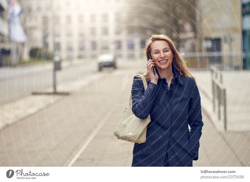 Attraktive blonde Frau im Gespräch auf ihrem Smartphone Glück Gesicht Business sprechen Telefon Handy PDA Technik & Technologie Erwachsene 1 Mensch 45-60 Jahre