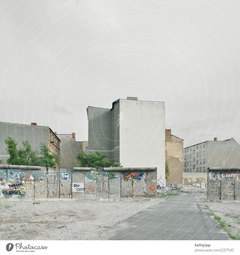 wende Stadt Hauptstadt Haus Mauer Wand Sehenswürdigkeit Wahrzeichen Denkmal Zeichen trist grau Berliner Mauer Tag der Deutschen Einheit Durchbruch Graffiti