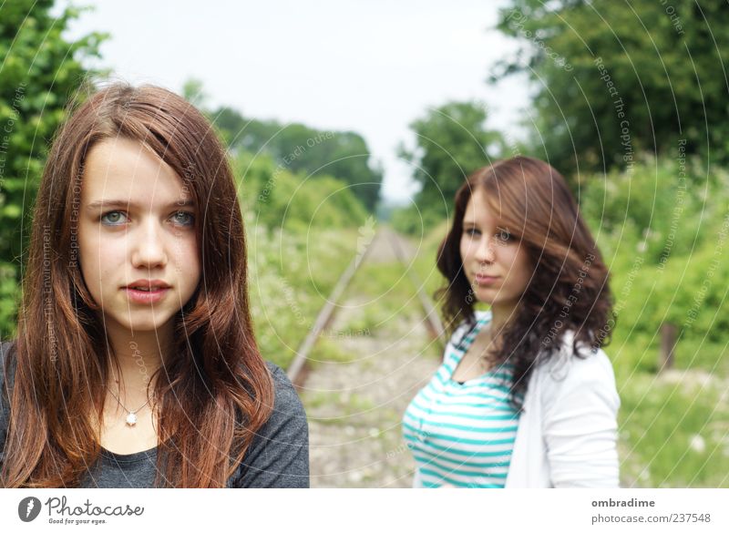 rückendeckung Mensch feminin Junge Frau Jugendliche Erwachsene Freundschaft Leben 2 Jugendkultur Umwelt Natur Gleise Lächeln Blick Ferne frei Glück Gefühle