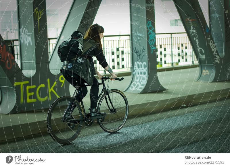 Carina | Junge Frau mit Rennrad unterwegs in Hamburg Lifestyle Freizeit & Hobby Mensch Jugendliche Erwachsene 1 Subkultur Stadt Hafenstadt Brücke Verkehr