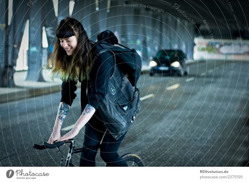 Carina | auf dem Rad in Hamburg Sport Fitness Sport-Training Fahrradfahren Mensch feminin Junge Frau Jugendliche Erwachsene 1 18-30 Jahre Stadt Straße PKW