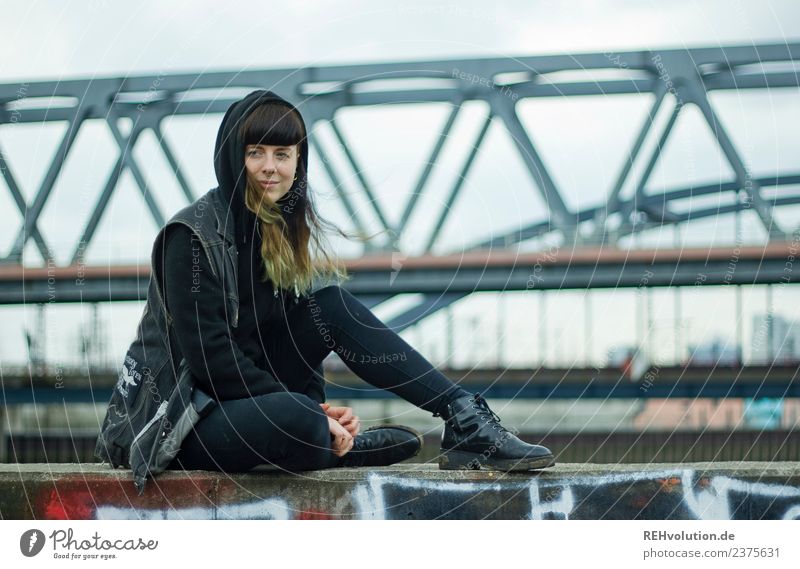 Junge Frau am Hafen Ganzkörperaufnahme Porträt Lifestyle Stil Mensch Stadt Hamburg Erwachsene feminin 18-30 Jahre Subkultur Brücke langhaarig brünett Kapuze