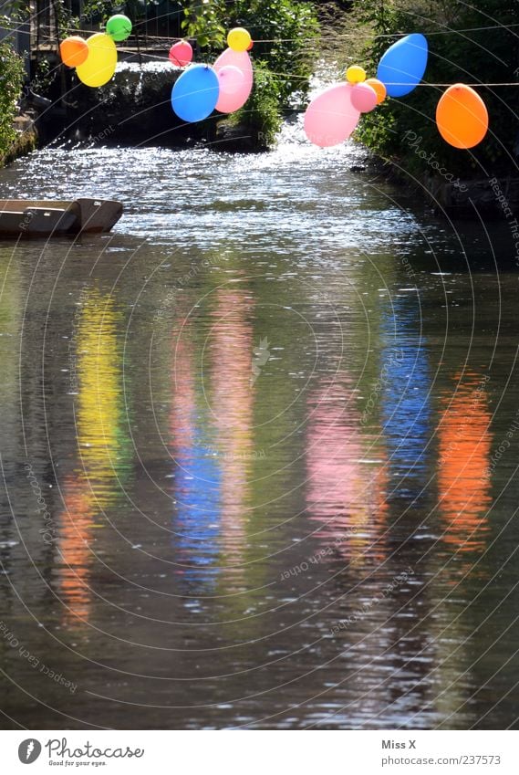 Party Feste & Feiern Teich See Bach Fluss Wasserfall mehrfarbig Luftballon Farbfoto Außenaufnahme Menschenleer Textfreiraum unten Abend Reflexion & Spiegelung