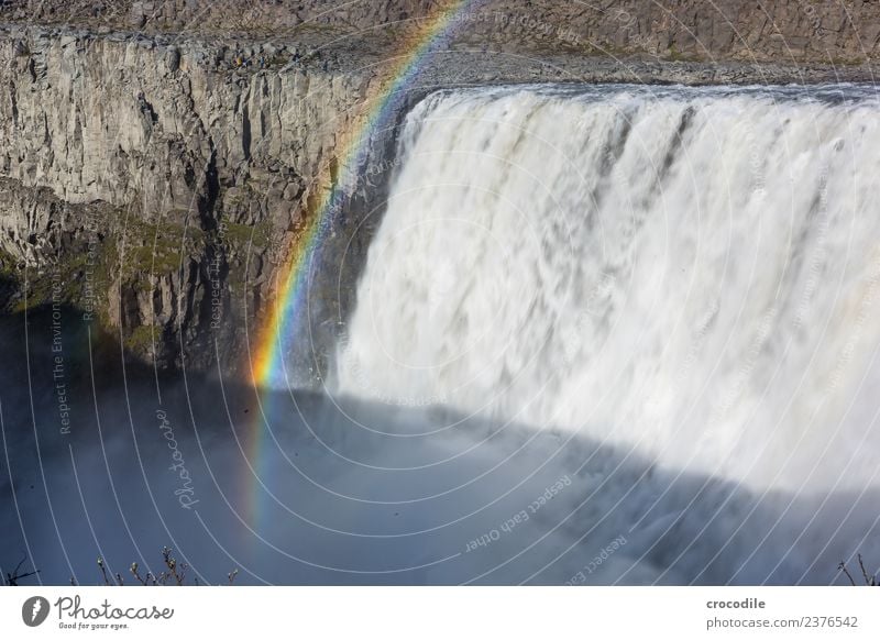 # 757 Gullfoss Fluss Wasserfall Regenbogen Sonne Klippe Urgewalt Kraft groß bedrohlich beängstigend beeindruckend Naturphänomene Macht Farbfoto Nebel Dunst