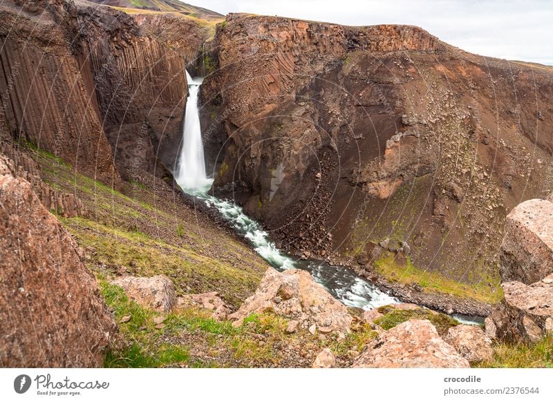 Hengifoss V Wasserfall Island Fluss Schlucht Felsen Langzeitbelichtung Gischt feucht dunkel mystisch Klippe vulkanisch Vulkaninsel rot Farbfoto steil