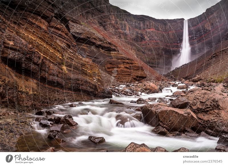 Hengifoss IV Wasserfall Island Fluss Schlucht Felsen Langzeitbelichtung Gischt feucht Farbfoto rot dunkel mystisch Klippe vulkanisch Vulkaninsel