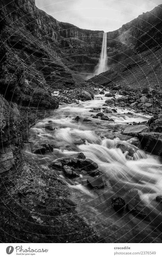 Hengifoss II Wasserfall Island Fluss Schlucht Felsen Langzeitbelichtung Gischt feucht Schwarzweißfoto dunkel mystisch Klippe vulkanisch Vulkaninsel