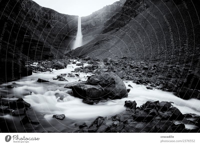 Hengifoss I Wasserfall Island Fluss Schlucht Felsen Langzeitbelichtung Gischt feucht Schwarzweißfoto dunkel mystisch Klippe vulkanasche vulkanisch Vulkaninsel