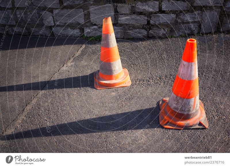 Auf der Baustelle Stadt Straße Verkehrszeichen Verkehrsschild gebrauchen fahren machen stehen authentisch grau orange beweglich Business Erfolg Erwartung