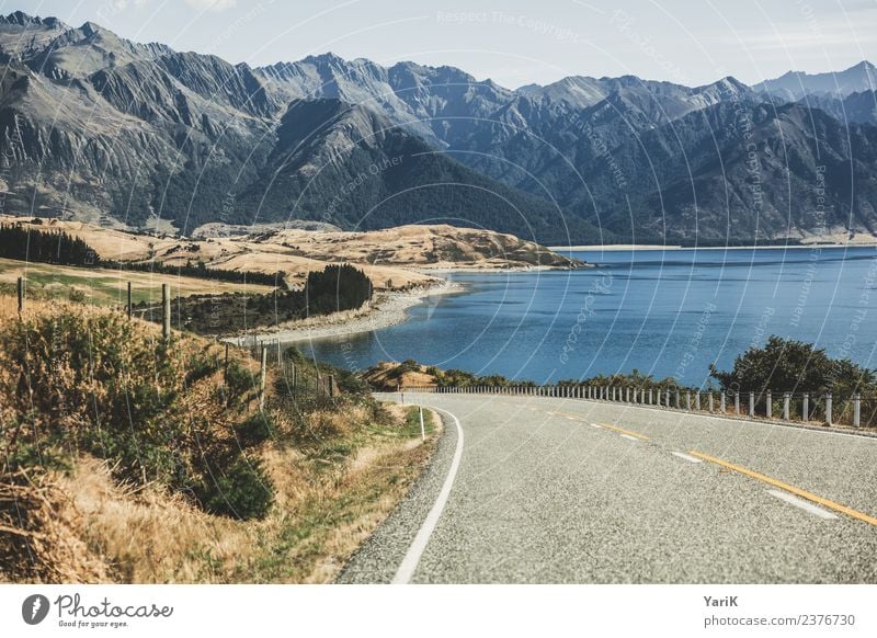 on the road again Landschaft Wasser Horizont Sommer Schönes Wetter Berge u. Gebirge Seeufer Verkehrswege Autofahren Straße Freiheit Tourismus Neuseeland