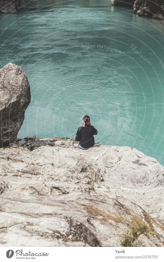 Wildwasser feminin Junge Frau Jugendliche Erwachsene Körper 1 Mensch 18-30 Jahre Natur Urelemente Wasser Sommer Schönes Wetter Felsen Flussufer Bach