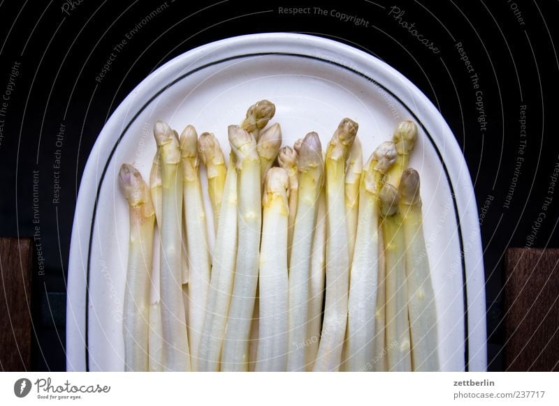 Spargel Lebensmittel Ernährung Bioprodukte Vegetarische Ernährung Diät Spargelzeit Teller Innenaufnahme Nahaufnahme Detailaufnahme Menschenleer