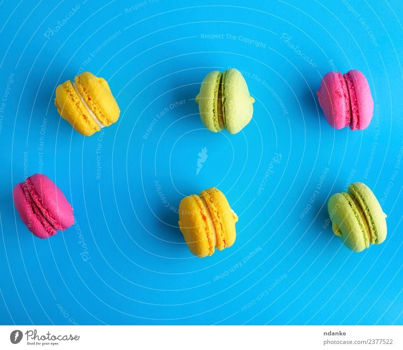 Kuchen aus Mandelmehl mit Sahne-Makronen Dessert Süßwaren hell blau gelb grün rosa Farbe Macaron Pastell Hintergrund Lebensmittel farbenfroh Vanille Französisch