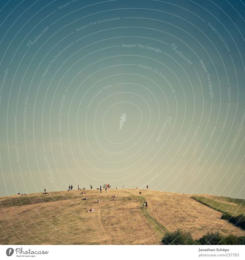 Hügelbevölkerung Sommer Mensch Menschengruppe Menschenmenge Landschaft Himmel Wolkenloser Himmel Zusammensein Erholung Feld Quadrat Maria Himmelfahrt