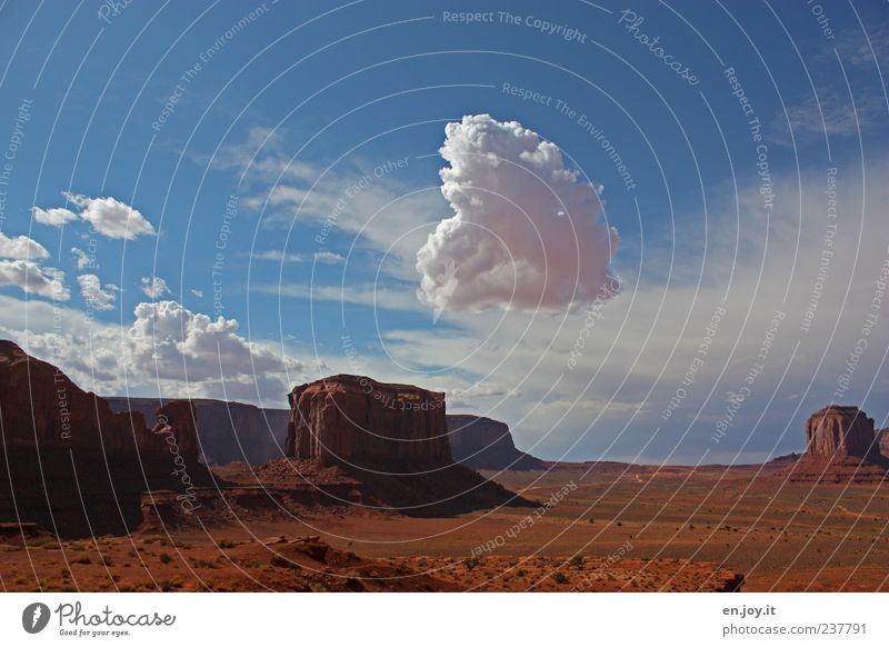 Gesteinsformationen, Butes genannt, mit schönen Wolken am blauen Himmel Ferien & Urlaub & Reisen Ferne Freiheit Natur Landschaft Felsen Wüste außergewöhnlich