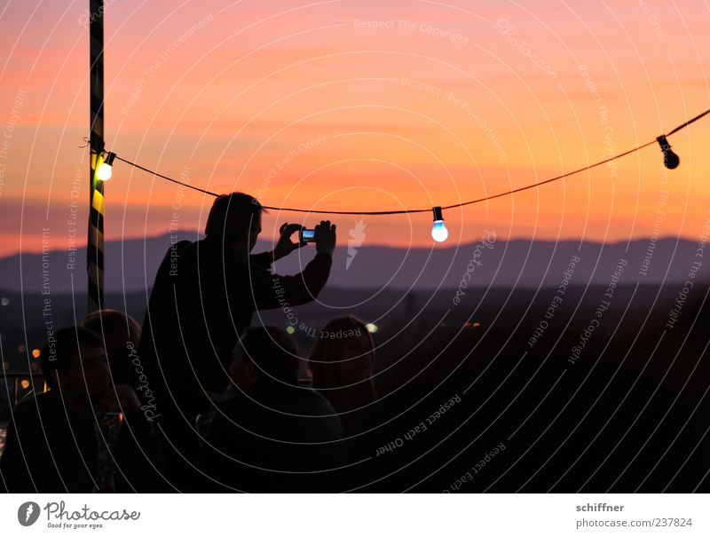 Fotografen beim Fotografieren fotografieren 1 Mensch Menschenmenge rot Sonnenuntergang Abenddämmerung Bergkette Freiburg im Breisgau Biergarten Beleuchtung