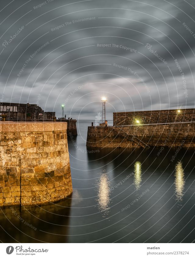 entree Hafen Leuchtturm Architektur Mauer Wand Schifffahrt dunkel blau braun grau Einfahrt Anlegestelle Seezeichen Bizkaya Farbfoto Gedeckte Farben