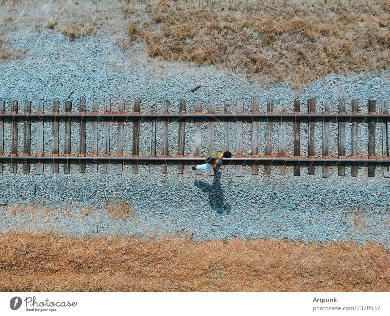 Eine Luftaufnahme eines Wanderers, der entlang der Eisenbahn geht. wandern Stahl industriell Verkehr Außenaufnahme Abenteuer Ferien & Urlaub & Reisen Kies