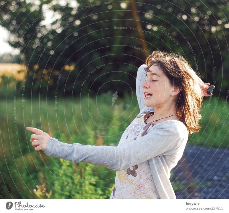 Energie Freude Leben Freizeit & Hobby Spielen Sommer Mensch feminin Junge Frau Jugendliche Umwelt Natur Schönes Wetter Sträucher brünett werfen frei