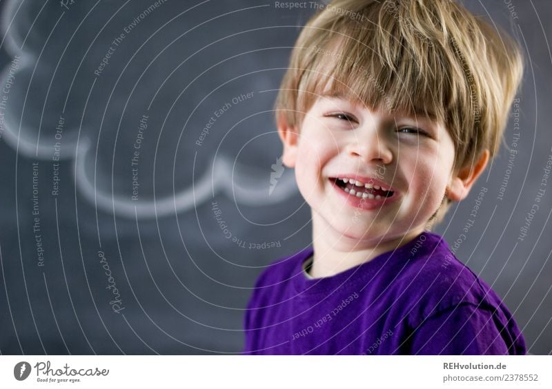 Junge lacht Mensch maskulin Kind Kindheit Gesicht 1 1-3 Jahre Kleinkind 3-8 Jahre T-Shirt Haare & Frisuren blond lachen authentisch außergewöhnlich Fröhlichkeit