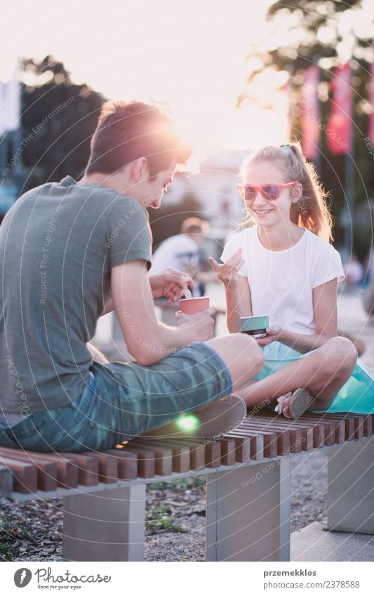 Junges Mädchen und Junge verbringen zusammen Zeit in der Innenstadt. Dessert Speiseeis Essen Lifestyle Freude Glück Freizeit & Hobby Ferien & Urlaub & Reisen