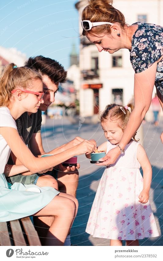 Familie verbringt Zeit miteinander in der Innenstadt Dessert Speiseeis Essen Lifestyle Freude Glück schön Freizeit & Hobby Ferien & Urlaub & Reisen Sommer