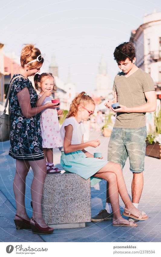 Familie verbringt Zeit miteinander in der Innenstadt Lebensmittel Dessert Speiseeis Essen Lifestyle Freude Glück schön Freizeit & Hobby Ferien & Urlaub & Reisen