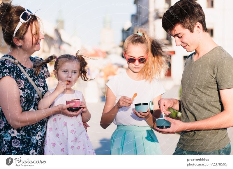 Familie verbringt Zeit miteinander in der Innenstadt Dessert Speiseeis Essen Lifestyle Freude Glück schön Freizeit & Hobby Ferien & Urlaub & Reisen Sommer