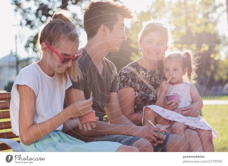 Familie verbringt Zeit miteinander in der Innenstadt Dessert Speiseeis Essen Lifestyle Freude Glück schön Freizeit & Hobby Ferien & Urlaub & Reisen Sommer