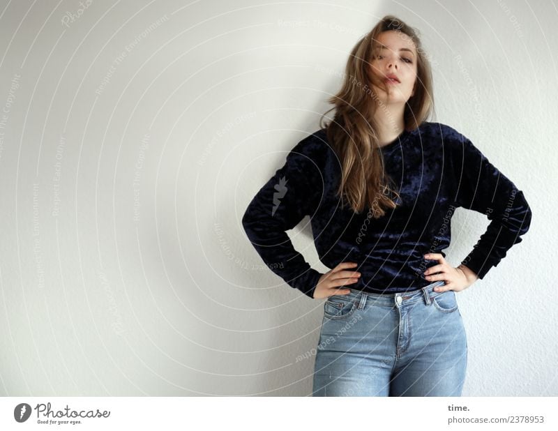 Nelly feminin Frau Erwachsene 1 Mensch Jeanshose Pullover blond langhaarig beobachten festhalten Blick stehen Coolness schön selbstbewußt Willensstärke